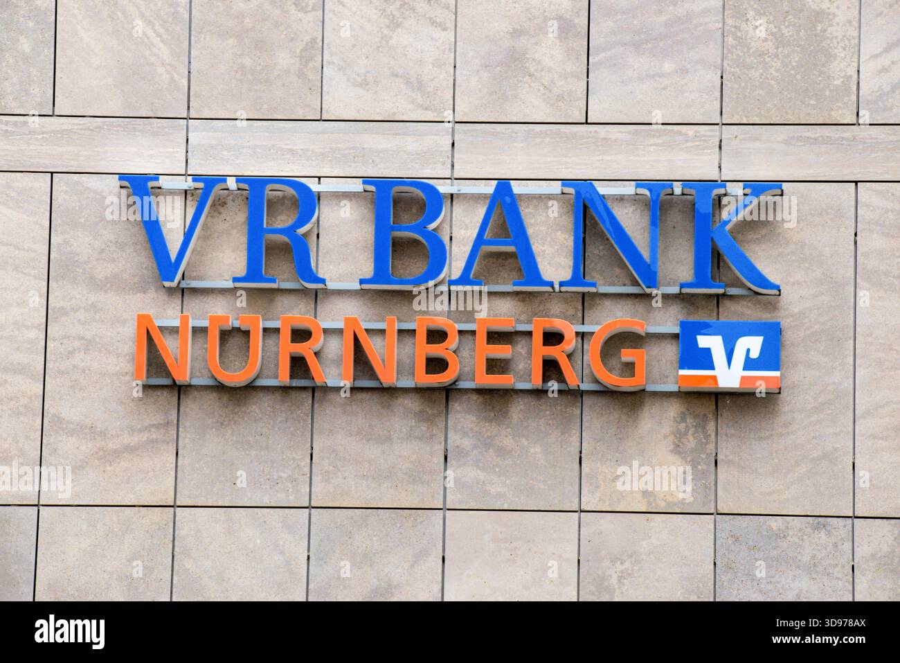 VR Bank Logo und Schild auf einer Gebäudefassade in Nürnberg, Volksbank und Raiffeisenbank, Deutschland Stockfoto