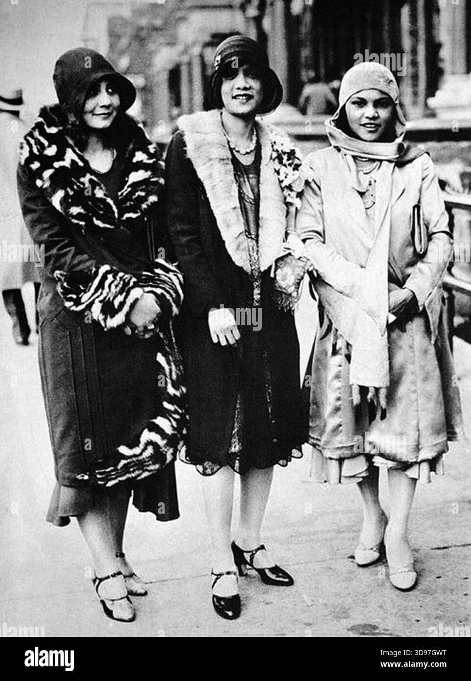Drei afroamerikanische Frauen in Harlem während der Harlem Renaissance, ca. 1925 – um 1925 war Harlem das kulturelle Zentrum der Harlem Renaissance, einer bedeutenden künstlerischen, intellektuellen und sozialen Bewegung, die von afroamerikanischen Schriftstellern, Musikern, Denkern und bildenden Künstlern geleitet wurde. Diese Ära feierte schwarze Identität, Schönheit, Mode und kulturellen Ausdruck, während sie Stereotypen herausforderte und neue gesellschaftliche Anerkennung forderte. Stockfoto