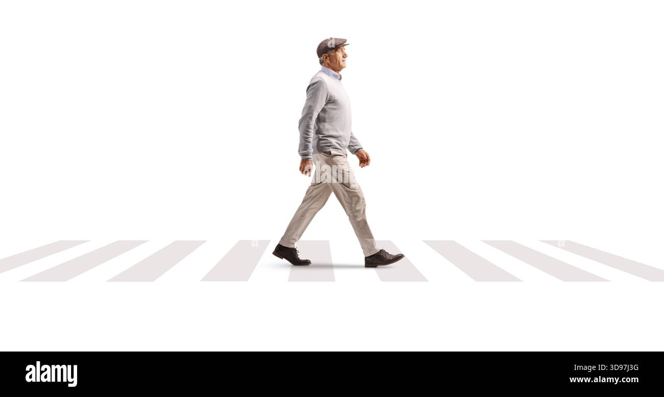 Ein älterer Herr, der über eine Zerba-Kreuzung geht, isoliert auf weißem Hintergrund Stockfoto