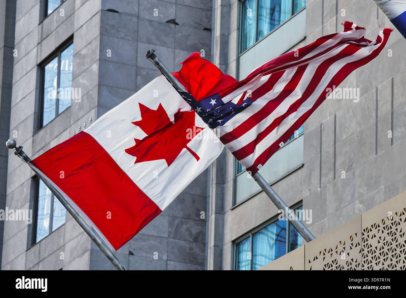 US-AMERIKANISCHE und kanadische Flagge Seite an Seite. Stockfoto