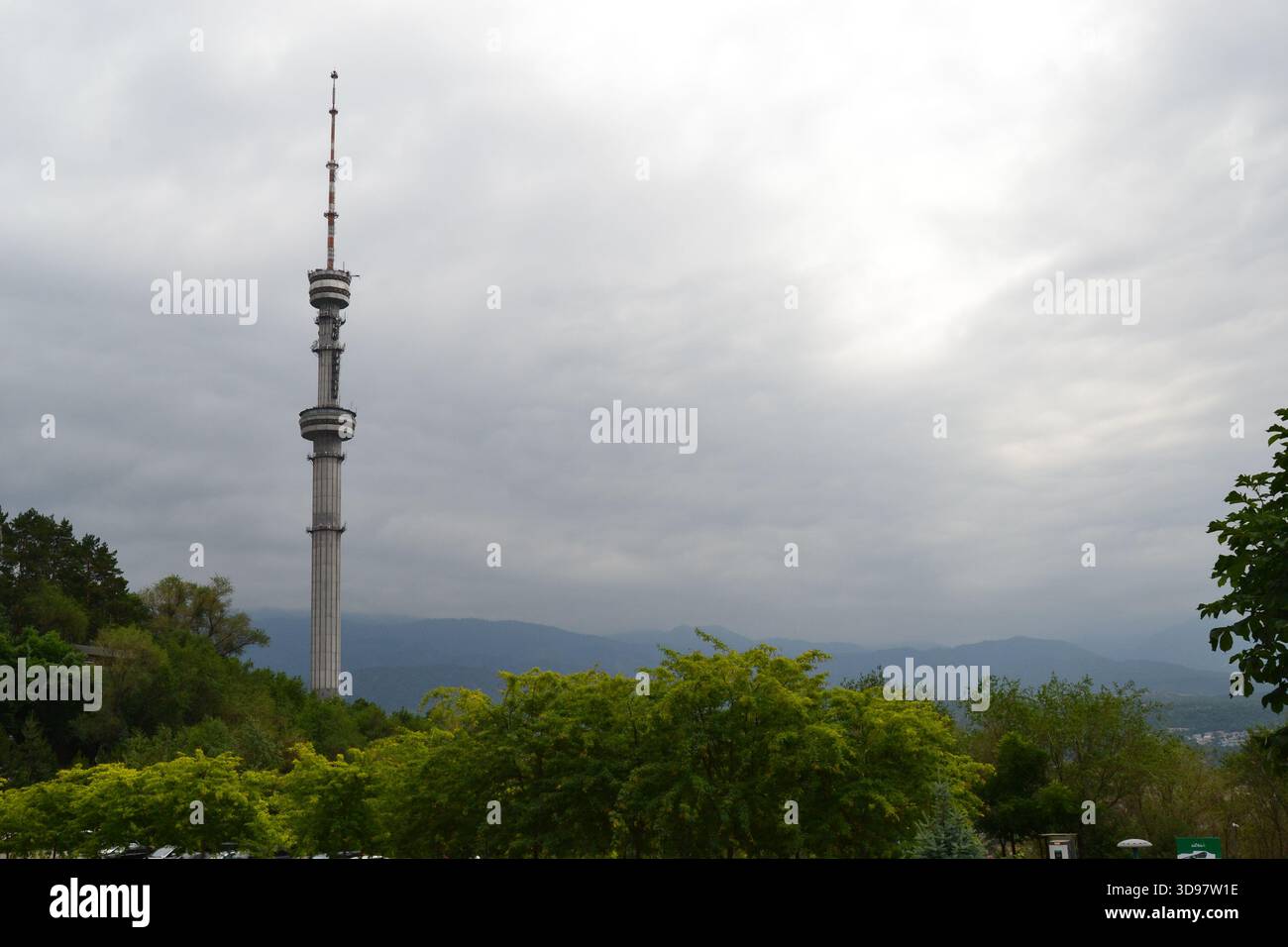 Fernsehturm in Almaty Kasachstan mit Bergen und bewölktem Himmel Stockfoto