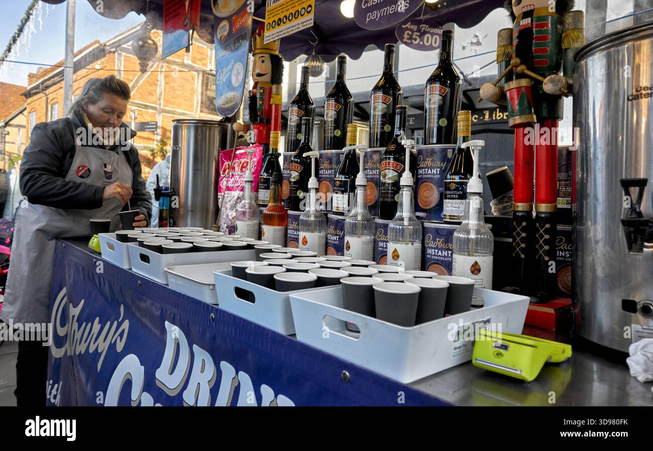 Heiße Schokolade und Baileys Irish Cream Getränk, serviert an einem Weihnachtsmarktstand in England, UK Stockfoto