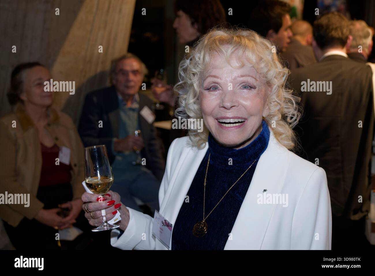 Paris, Frankreich. Dezember 2025. Isabelle Aubret nimmt am 3. Dezember 2025 an dem außergewöhnlichen Abend Teil, um das 80-jährige Jubiläum von Secours populaire francais zu feiern. Quelle: Bernard Menigault/Alamy Live News Stockfoto