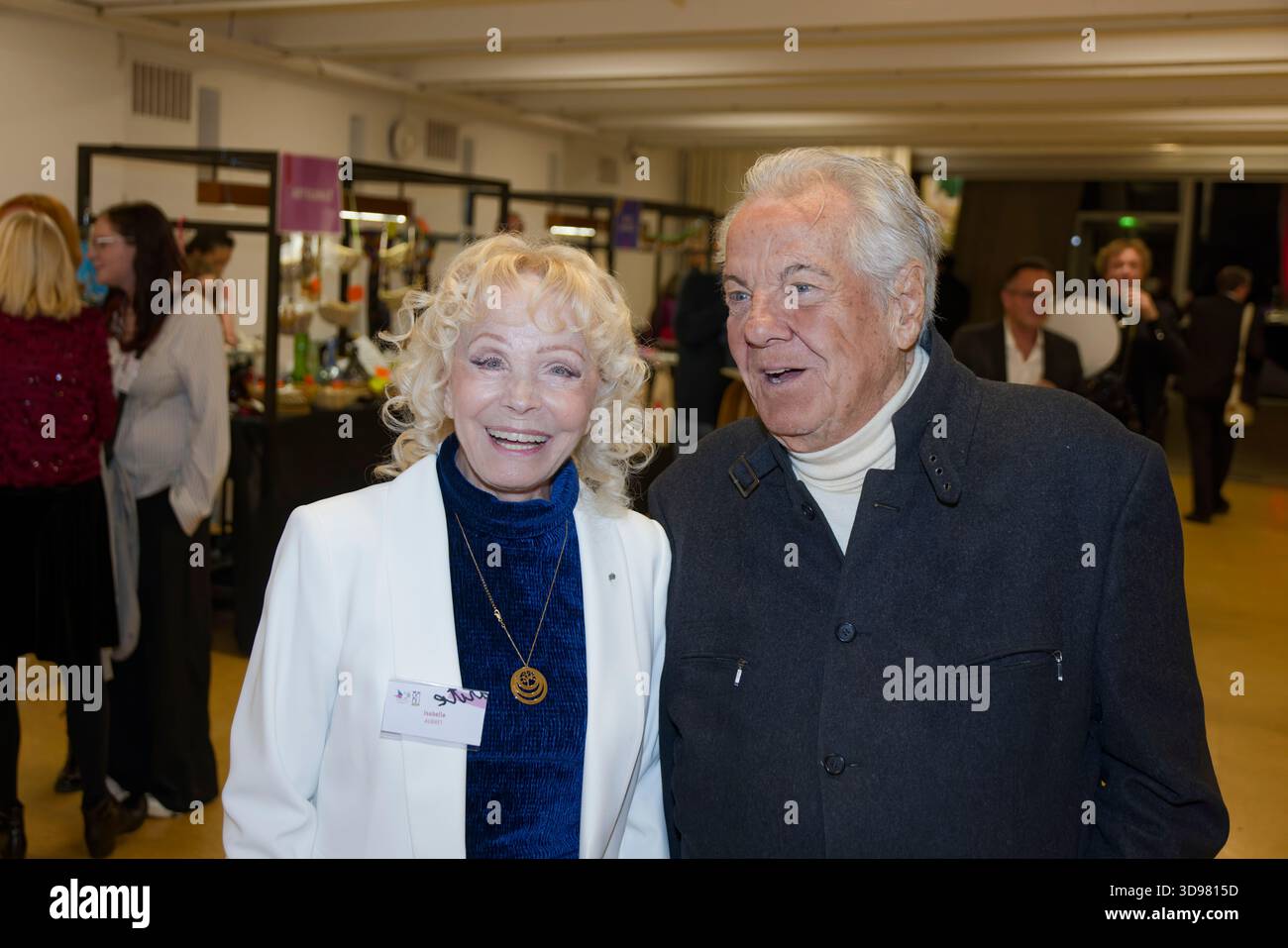 Paris, Frankreich. Dezember 2025. Isabelle Aubret und Massimo Gargia nehmen am 3. Dezember 2025 an dem außergewöhnlichen Abend teil, um das 80-jährige Jubiläum von Secours populaire Francais zu feiern. Quelle: Bernard Menigault/Alamy Live News Stockfoto