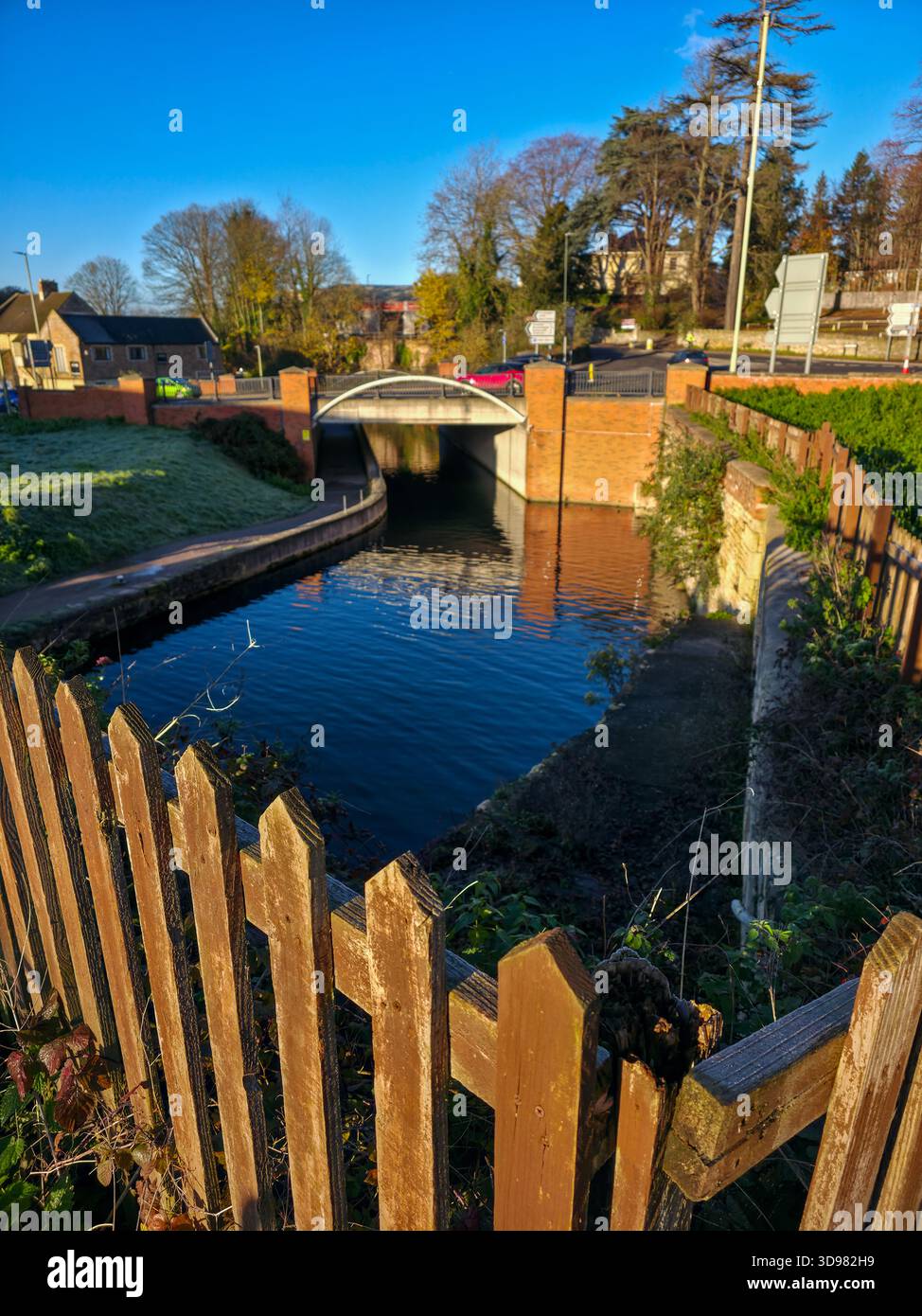 Herbstkanalbrücke mit Bogentunnel und hölzernem Pflückzaun Cotswolds England UK Stockfoto