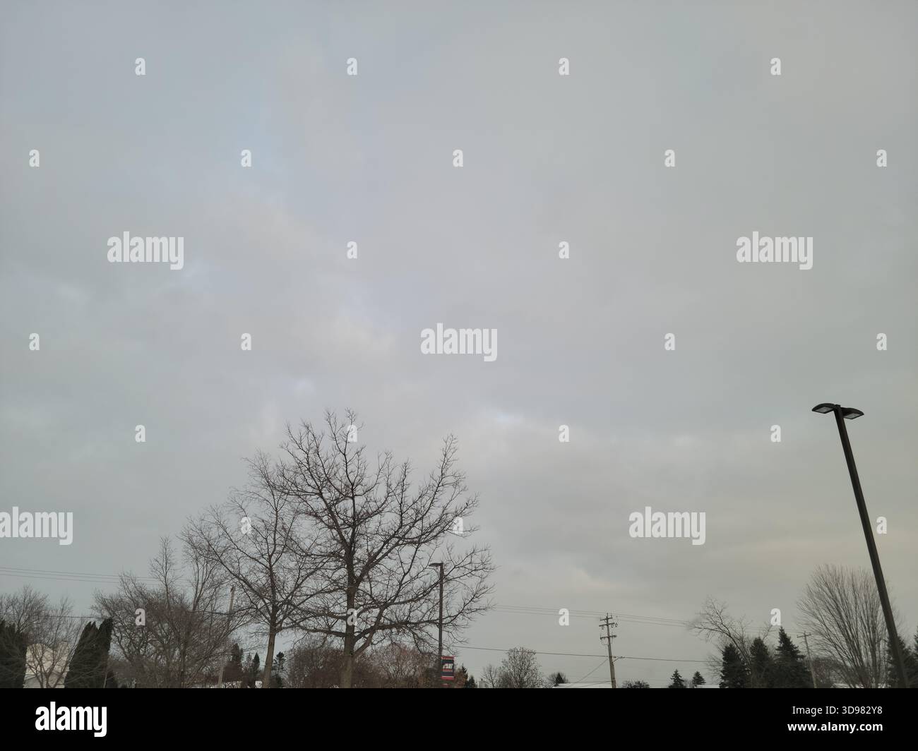 Der Himmel an einem bewölkten Tag - Smartphone-aufgenommenes Stockfoto