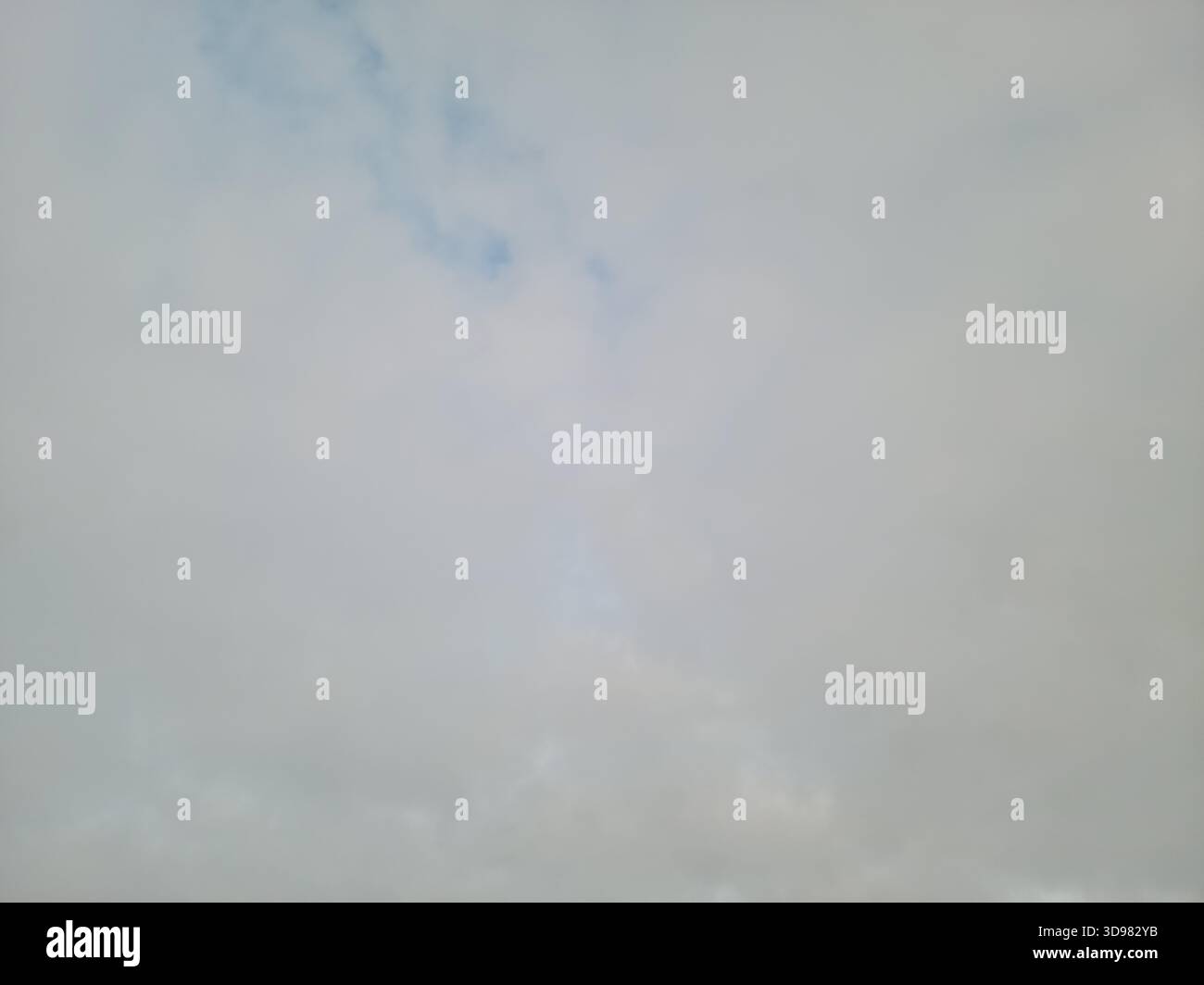Der Himmel an einem bewölkten Tag - Smartphone-aufgenommenes Stockfoto