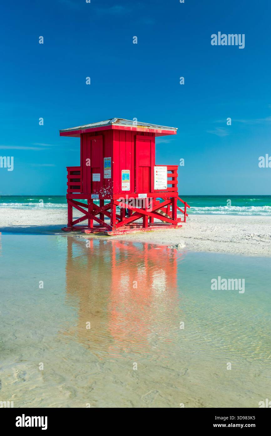 Roter Rettungsschwimmer-Stationsturm am Siesta Beach in Siesta Key, Sarasota, Florida Stockfoto