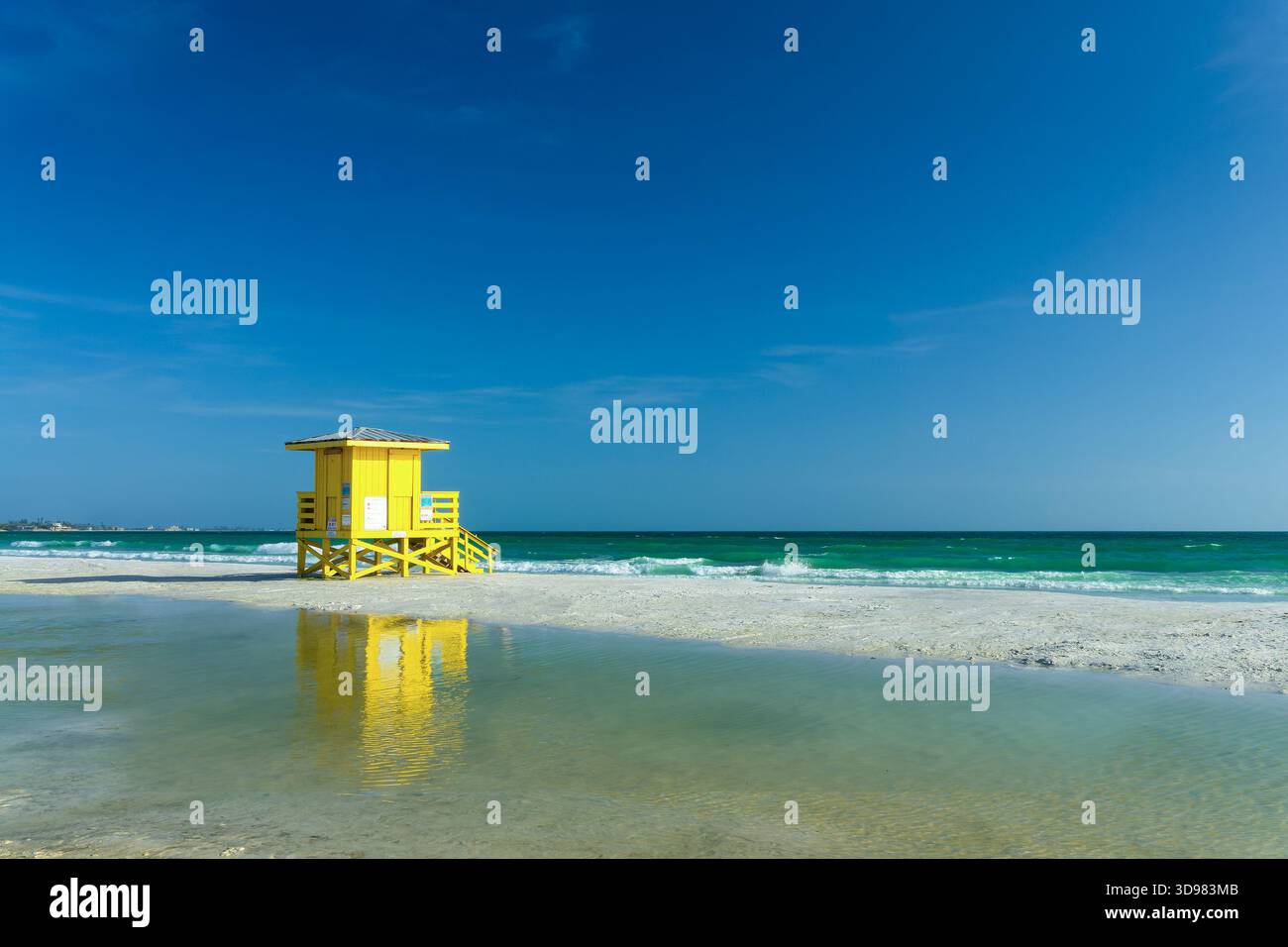 Gelber Rettungsschwimmer-Stationsturm am Siesta Beach in Siesta Key, Sarasota, Florida Stockfoto