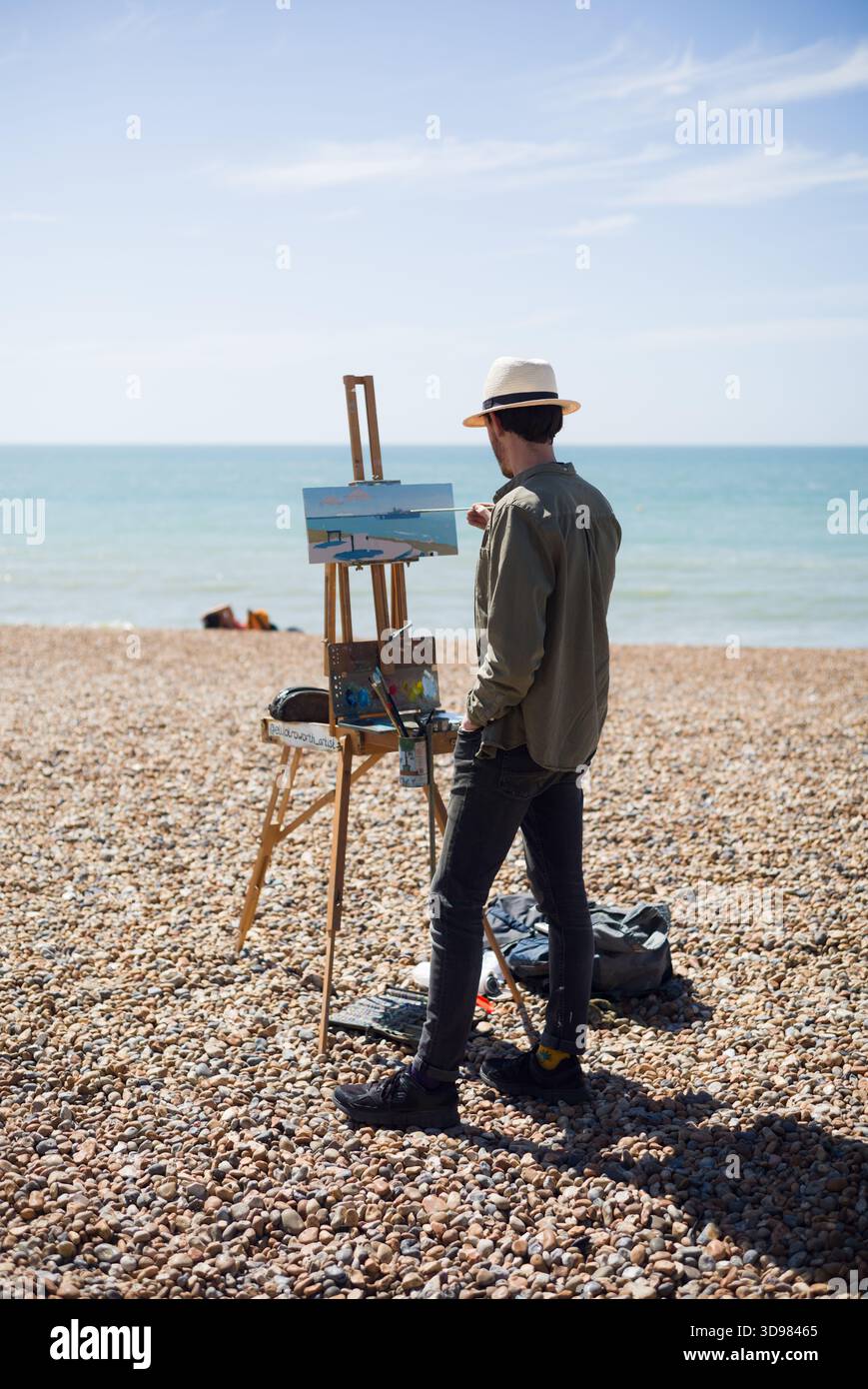 Künstler malt am Brighton Beach. Brighton, East Sussex, England Stockfoto