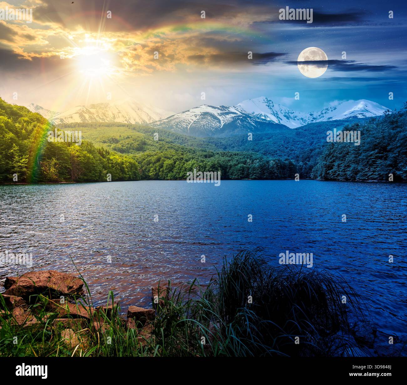 Bergsee auf Frühlingskundnachtgleiche. Tag- und Nachtzeitwechsel. Kombinierte Landschaft aus See und Kamm mit Sonne und Mond. Ruhiges Wasser, grüner Wald Stockfoto