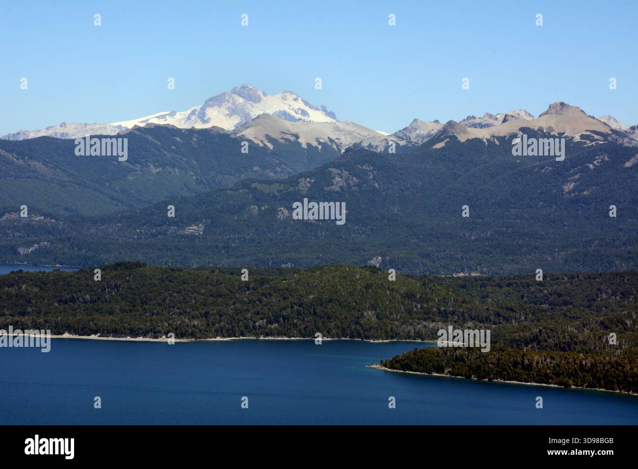Der ferne Gipfel des Cerro Tronador, ein erloschener Stratovulkan in den Anden, nahe der Stadt Bariloche, an der Grenze zwischen Argentinien und Chile. Stockfoto