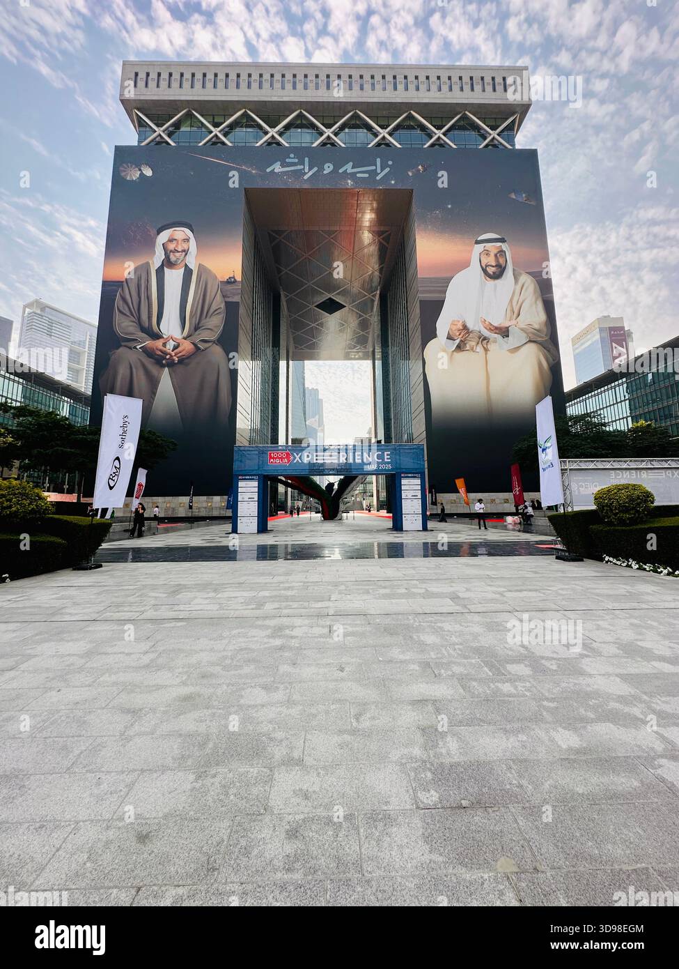 Gate Avenue Building Downtown DIFC Dubai - Smartphone-aufgenommenes Stockfoto