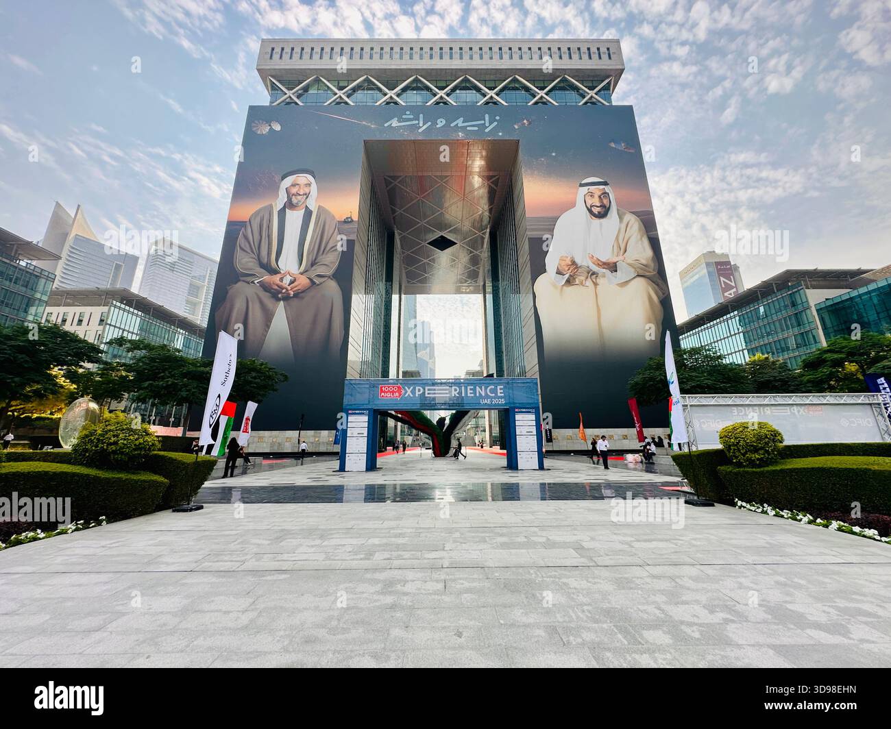 Gate Avenue Building Downtown DIFC Dubai - Smartphone-aufgenommenes Stockfoto
