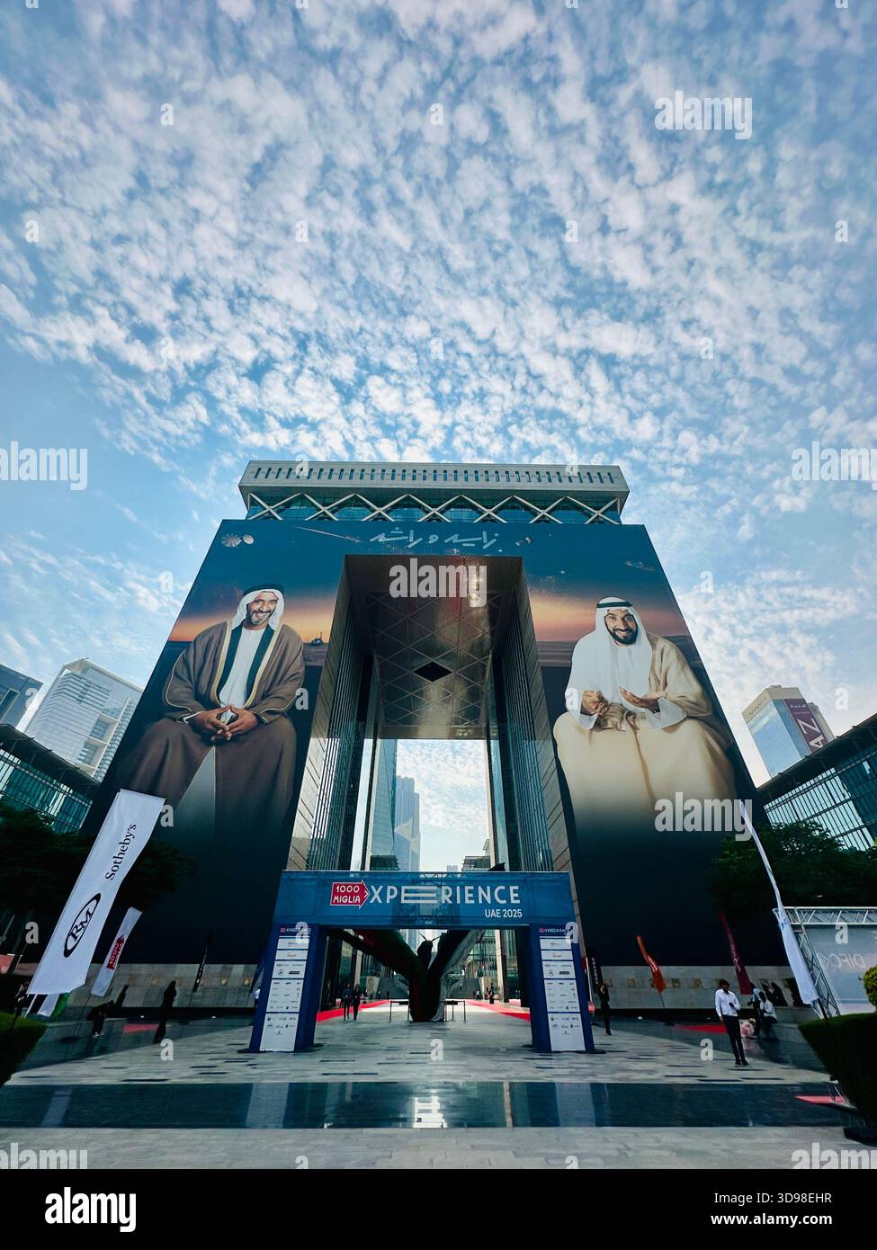 Gate Avenue Building Downtown DIFC Dubai - Smartphone-aufgenommenes Stockfoto