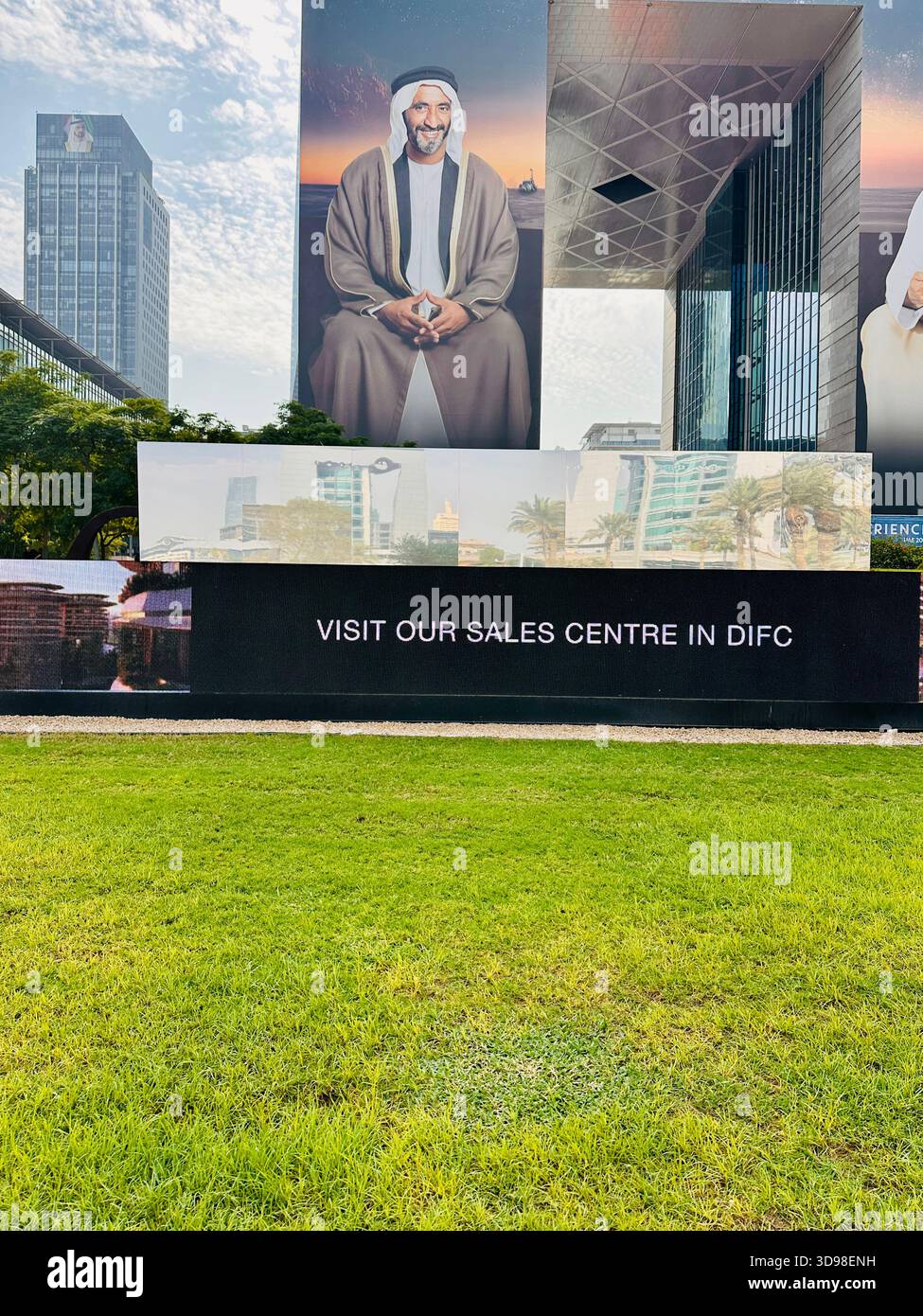 Gate Avenue Building Downtown DIFC Dubai - Smartphone-aufgenommenes Stockfoto