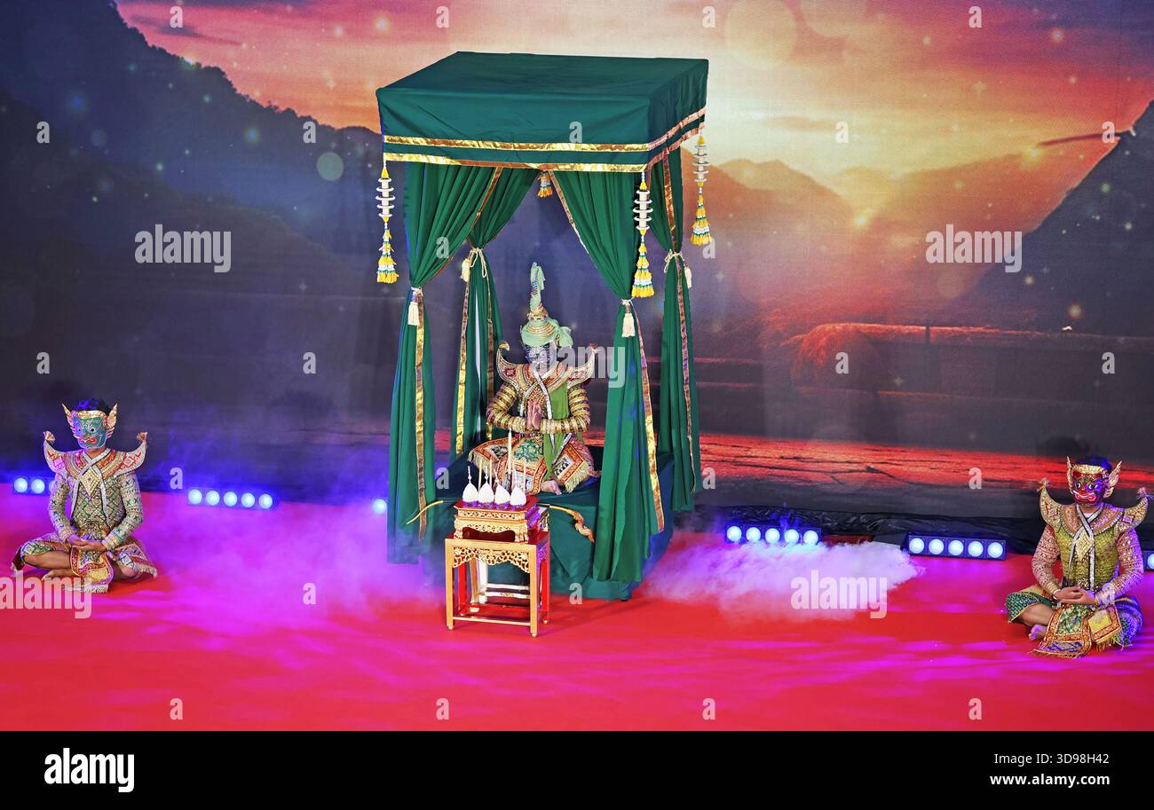 KHON, thailändische traditionelle Performance basierend auf dem Ramakien, Thailands nationalem Epos, abgeleitet vom Ramayana, Szene des Dämonenprinzen Indrajit Stockfoto