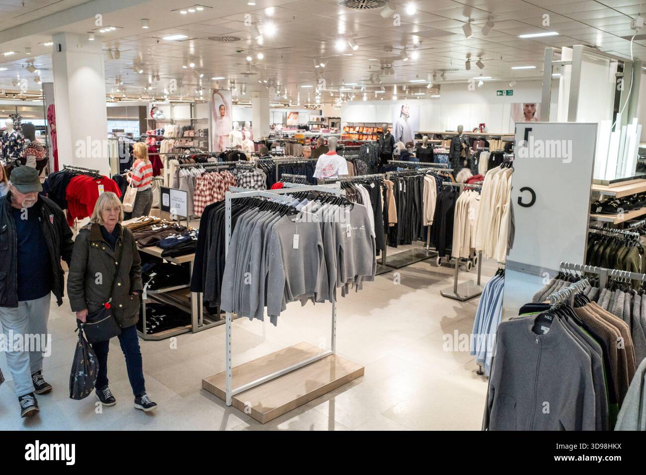 Das Innere eines Marks and Spencer-Geschäfts in Truro in Cornwall, Großbritannien. Stockfoto