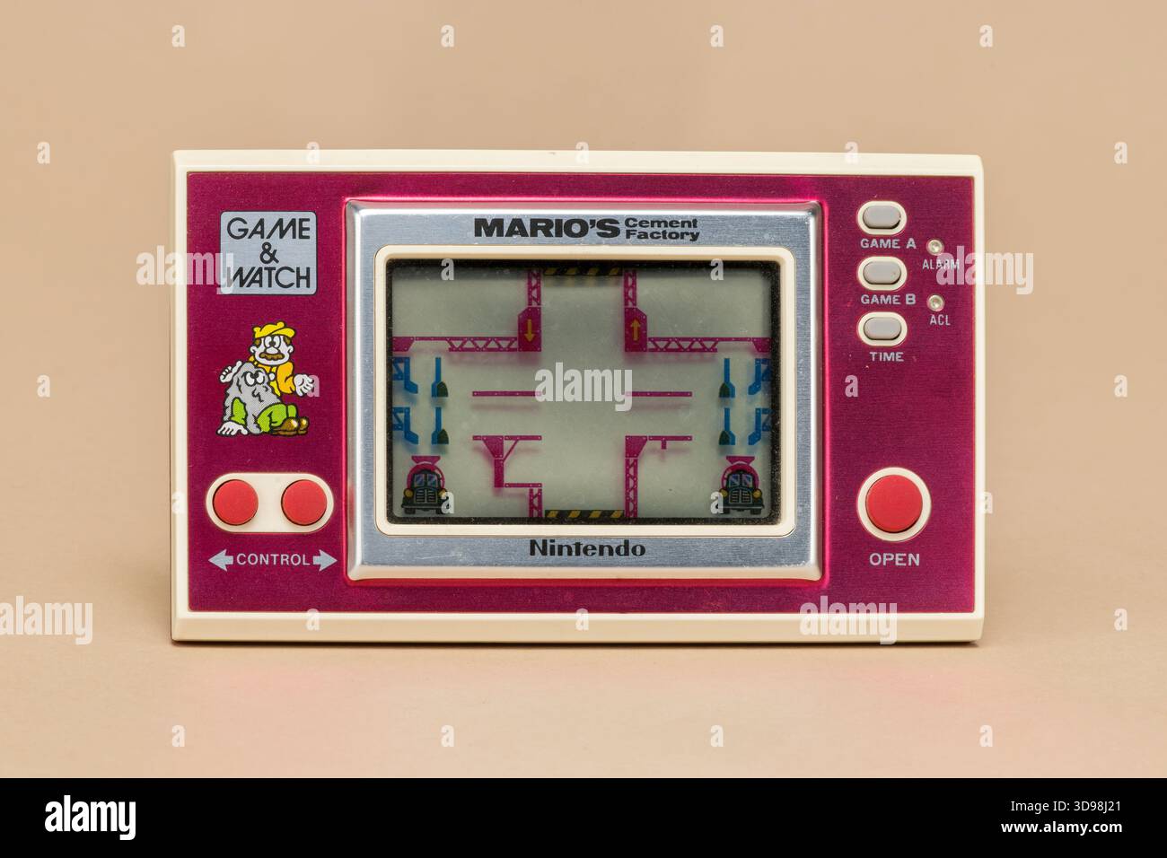 Pavia, Lombardei, Italien – 27. Dezember 2024: Nintendo Game and Watch Handheld-Konsole Mario’s Cement Factory, 1983. Die Game and Watch Serie war eine globale Stockfoto