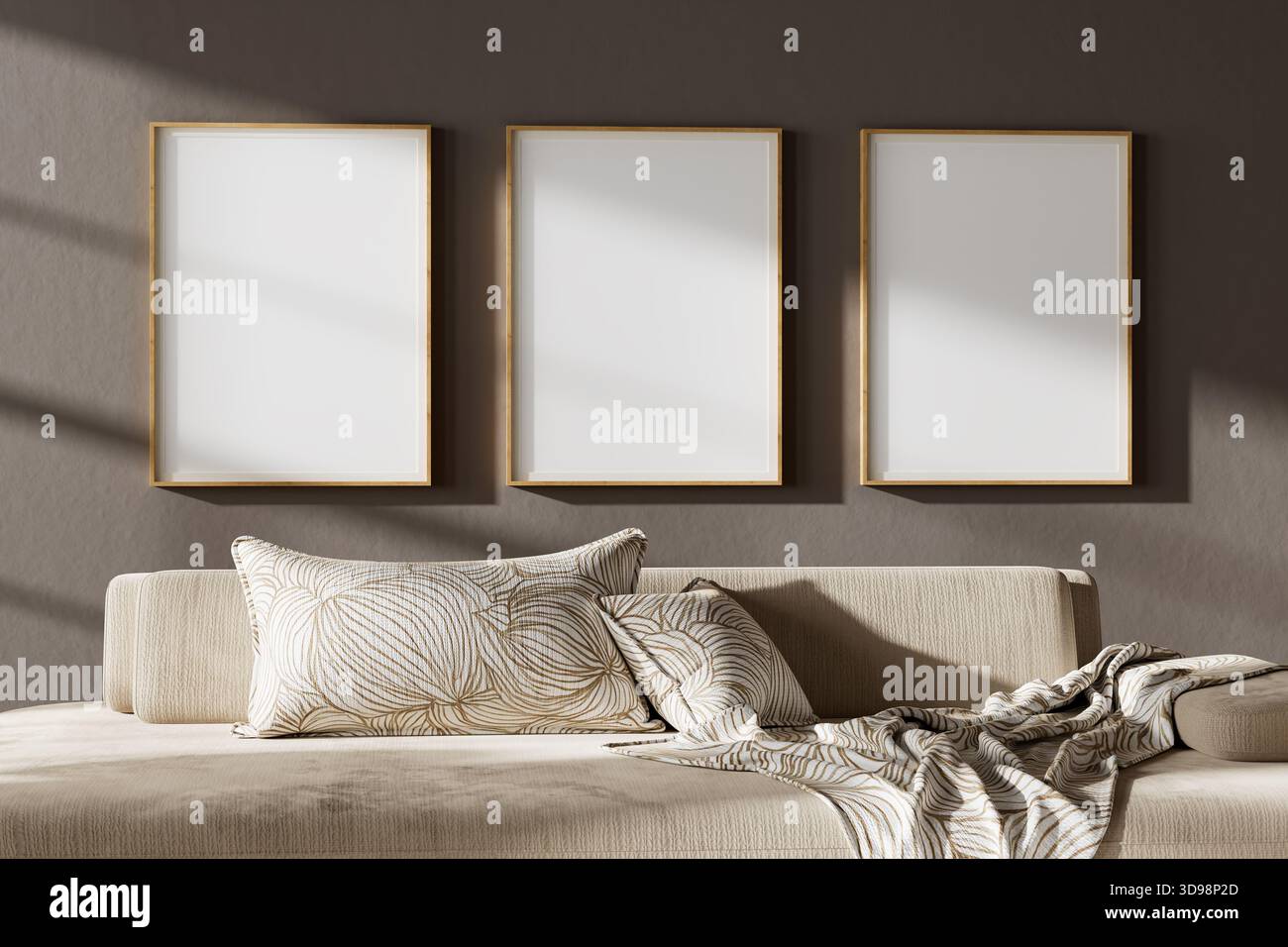 Drei Posterrahmen in dunklem Beige in einem eleganten, minimalistischen Innenraum mit auffälligem Tageslicht und markanten Schattenlinien. 3D-Abbildung. Stockfoto
