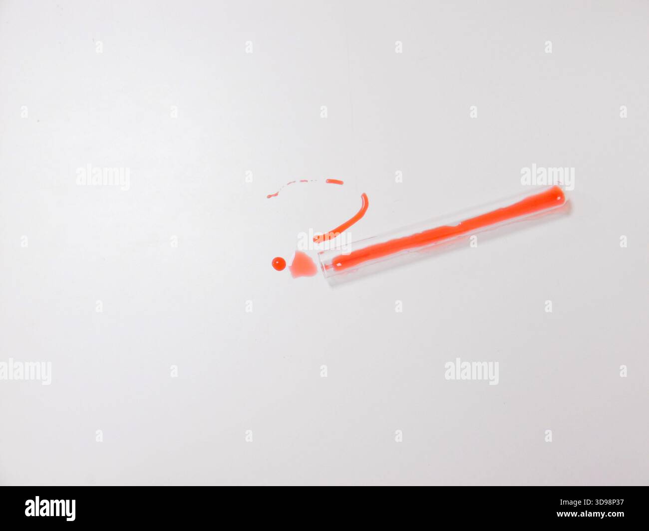 Orangefarbene Kappe Und Roter Abstrich Auf Weißer Oberfläche, Forensische Spurenerkennung Für Kriminalanalyse, Flach Stockfoto