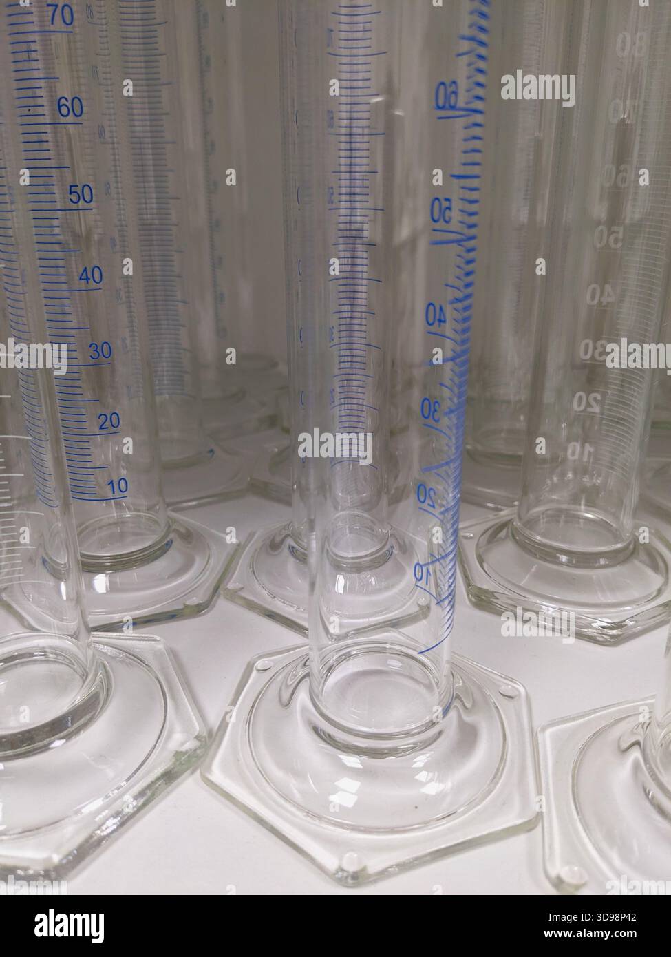 Diese transparenten Glaszylinder werden zur genauen Messung von Flüssigkeitsvolumina in Chemie- und Biologieexperimenten verwendet Stockfoto
