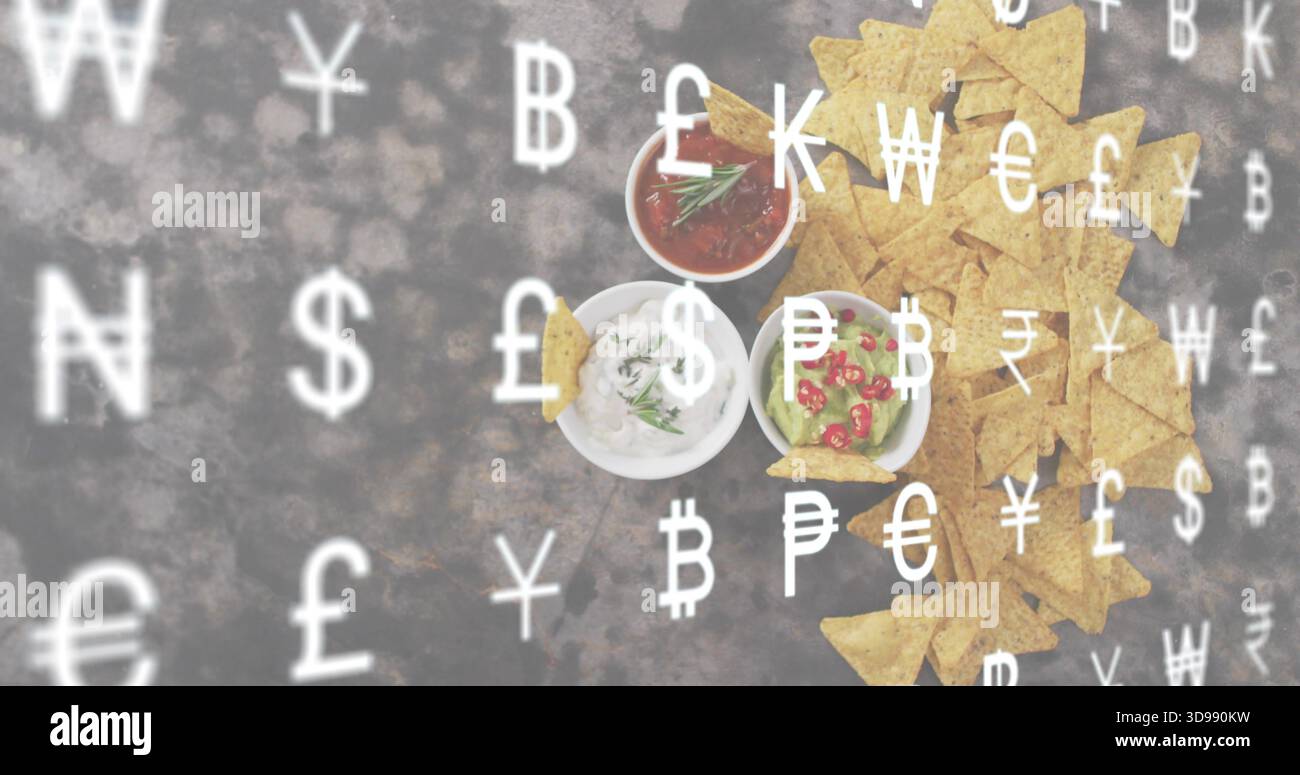 Dreieckige Tortillachips und drei Schüsseln auf dunkler Tischplatte, Währungsüberlagerung, Kopierraum Stockfoto