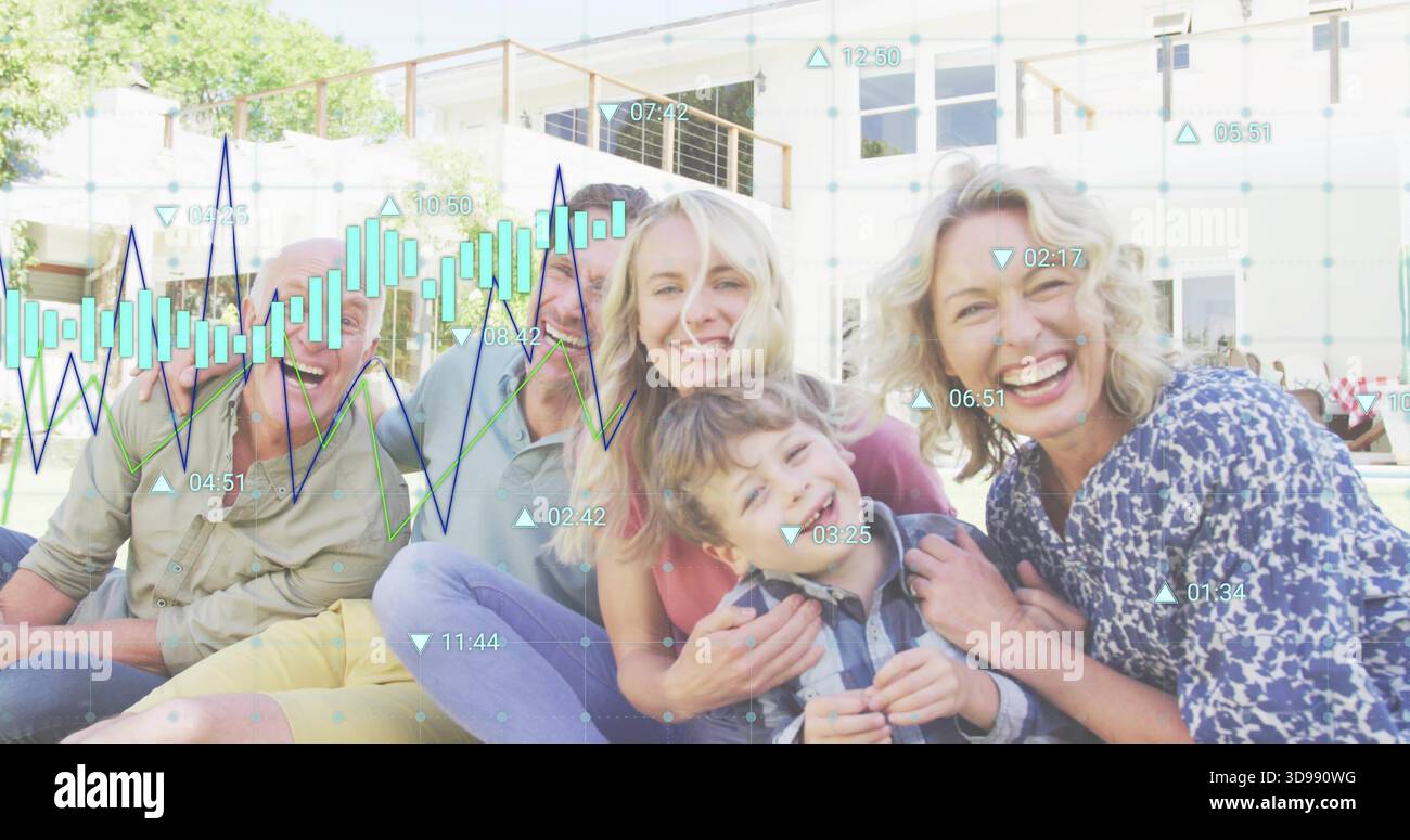 Sitzende, generationsübergreifende Familie lächelnd auf grasbewachsenem Rasen vor einem zweistöckigen Haus mit Datenüberlagerung Stockfoto
