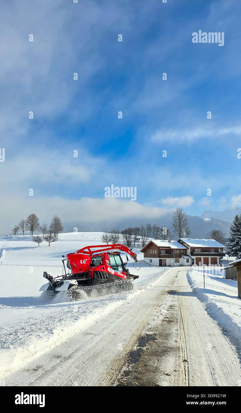 Steibis, Bayern, Deutschland - 22. November. 2025. Eine rote Pistenmaschine Pistenbully Imbergbahn auf der Winterlandschaft Stockfoto
