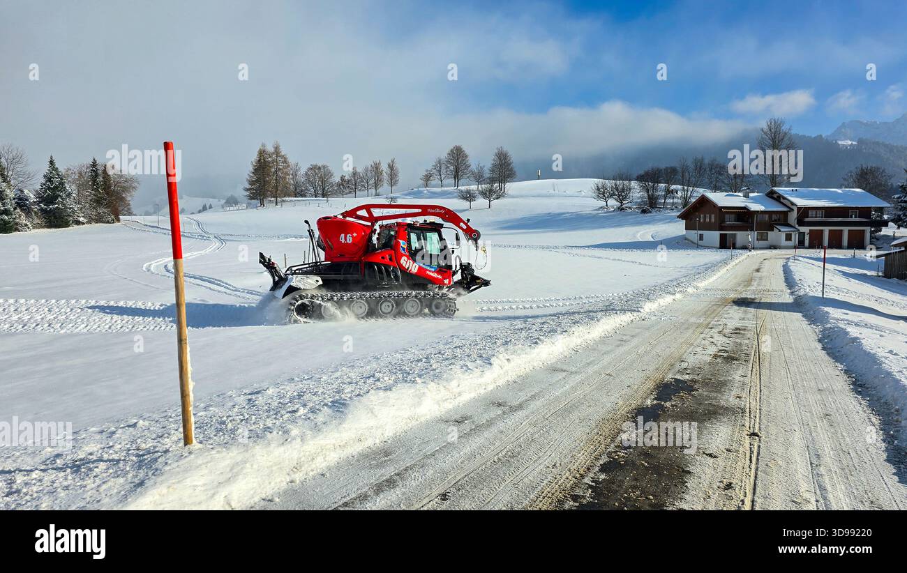 Steibis, Oberstaufen, Bayern, Deutschland - 22. November. 2025. Eine Pistenmaschine Pistenbully Imbergbahn auf der Winterlandschaft. Stockfoto