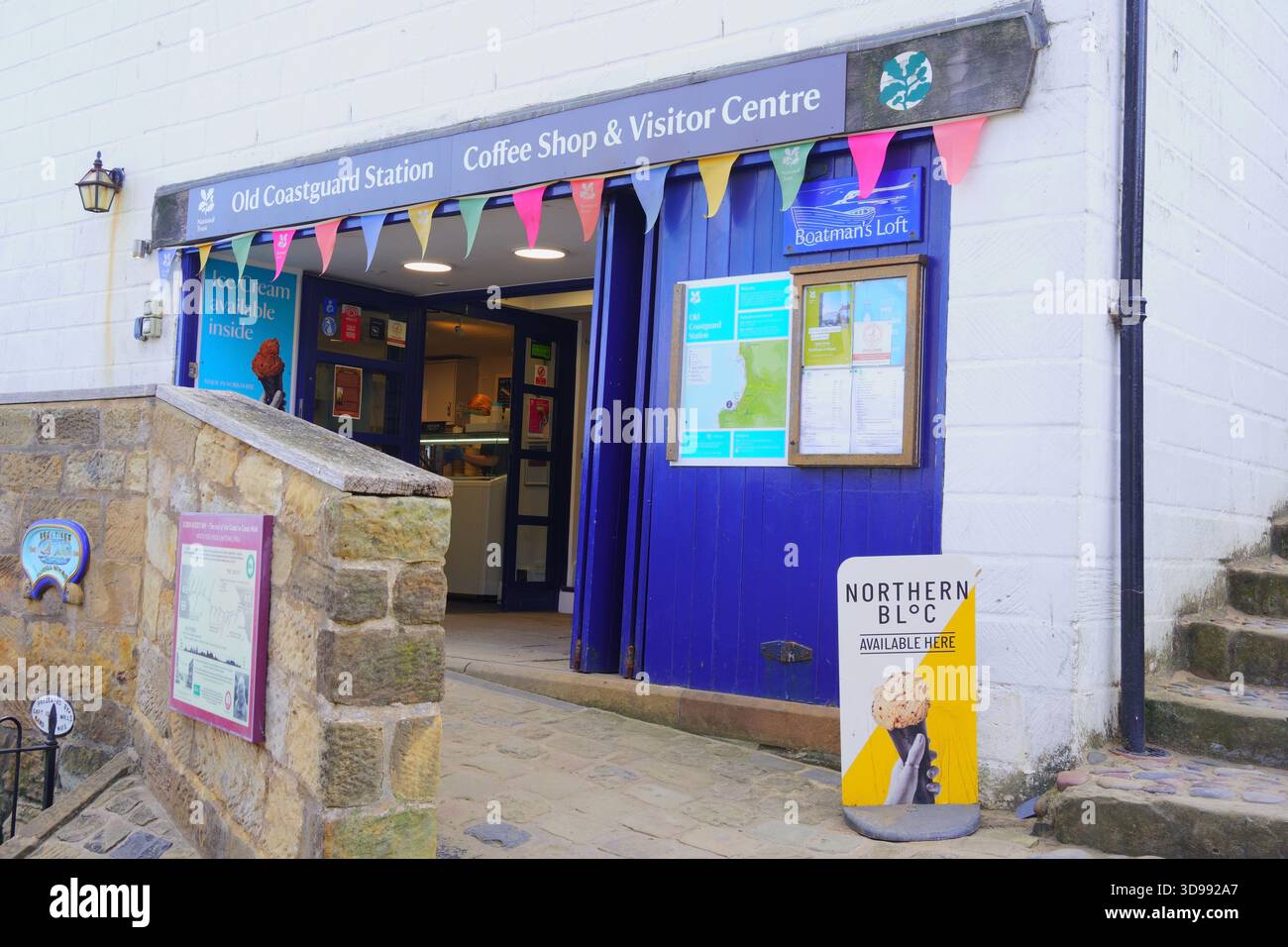 Old Coastguard Station, Coffee Shop & Visitor Centre, Robin Hoods Bay, North York Moors National Park, North Yorkshire, England, Großbritannien Stockfoto