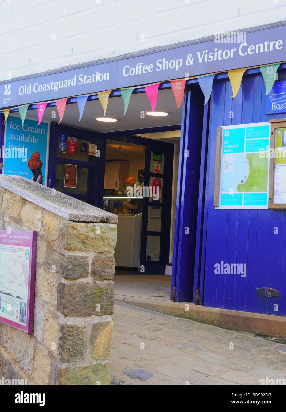 Old Coastguard Station, Coffee Shop & Visitor Centre, Robin Hoods Bay, North York Moors National Park, North Yorkshire, England, Großbritannien Stockfoto