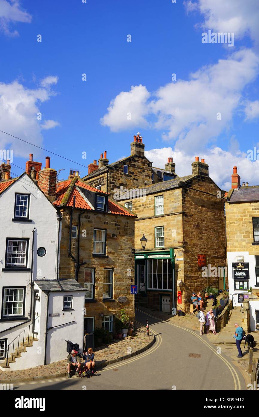 King Street, Robin Hoods Bay, North Yorkshire, England, Großbritannien im September Stockfoto