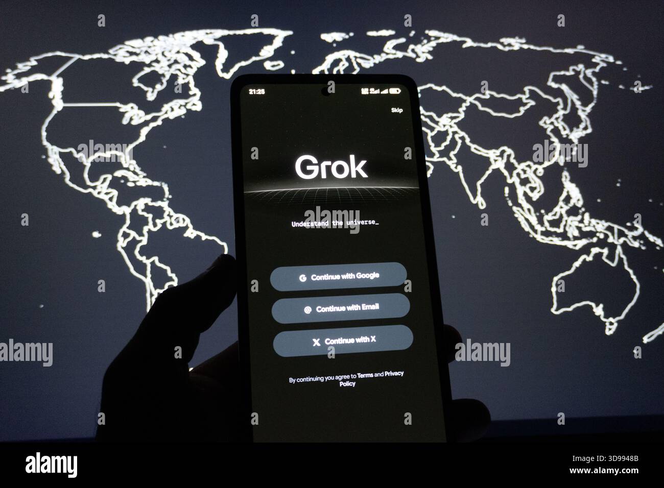 Grok App-Schnittstelle mit Weltkartenhintergrund. Das redaktionelle Foto wurde aufgenommen: Baku, Aserbaidschan. 29.11.2025. Stockfoto