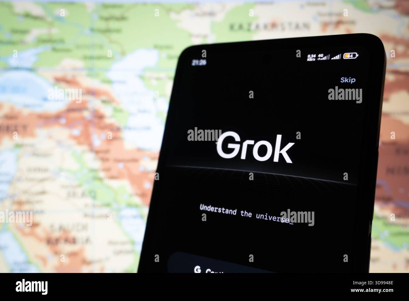 Grok App-Schnittstelle mit Weltkartenhintergrund. Das redaktionelle Foto wurde aufgenommen: Baku, Aserbaidschan. 29.11.2025. Stockfoto