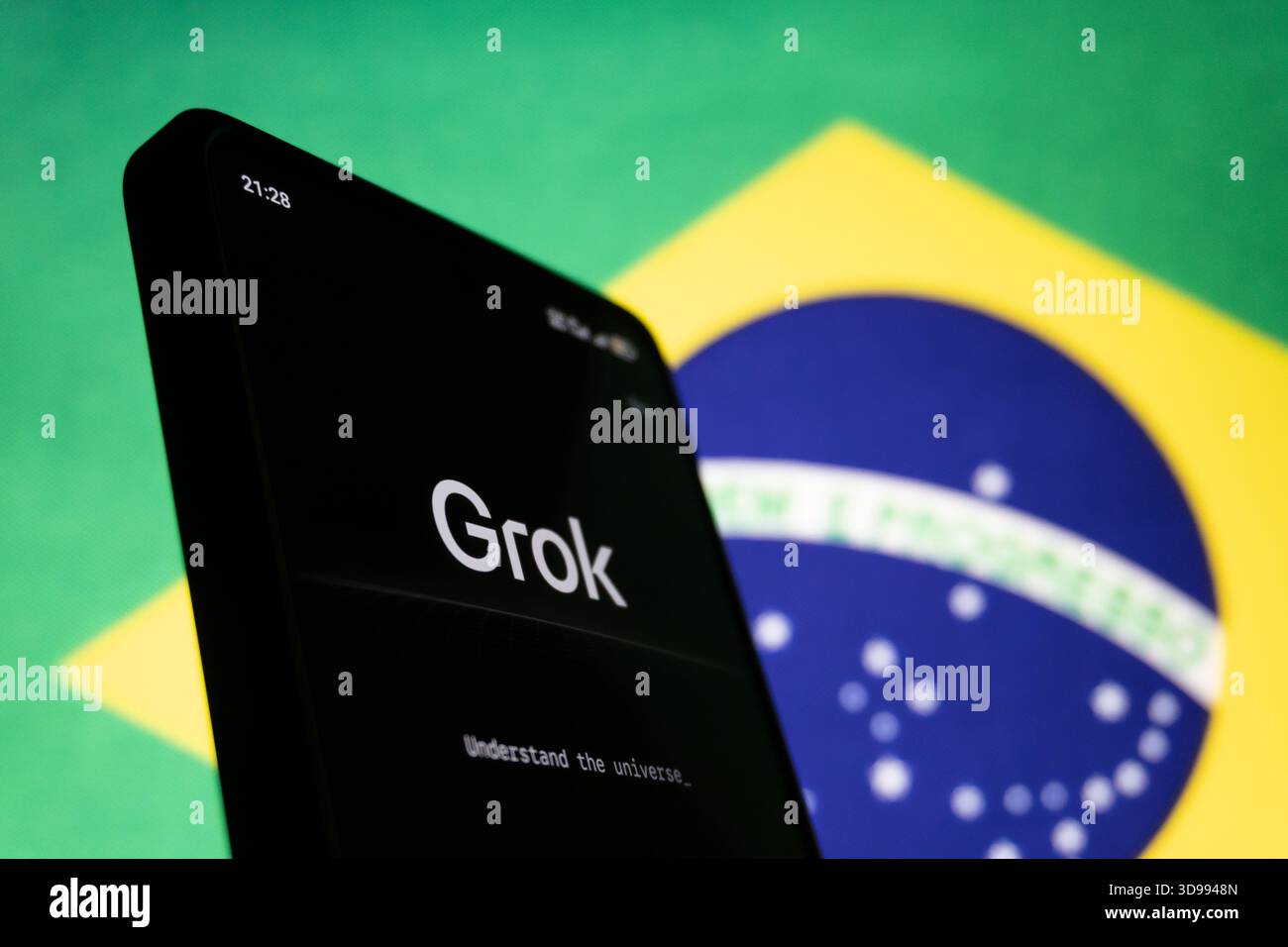 Grok-Schnittstelle auf dem Smartphone-Bildschirm mit der brasilianischen Flagge Stockfoto