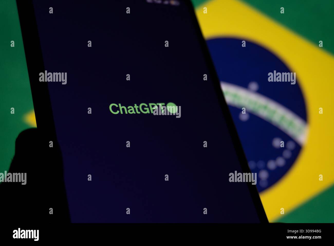 OpenAI: ChatGPT-Schnittstelle auf Smartphone-Bildschirm mit brasilianischer Flagge Stockfoto