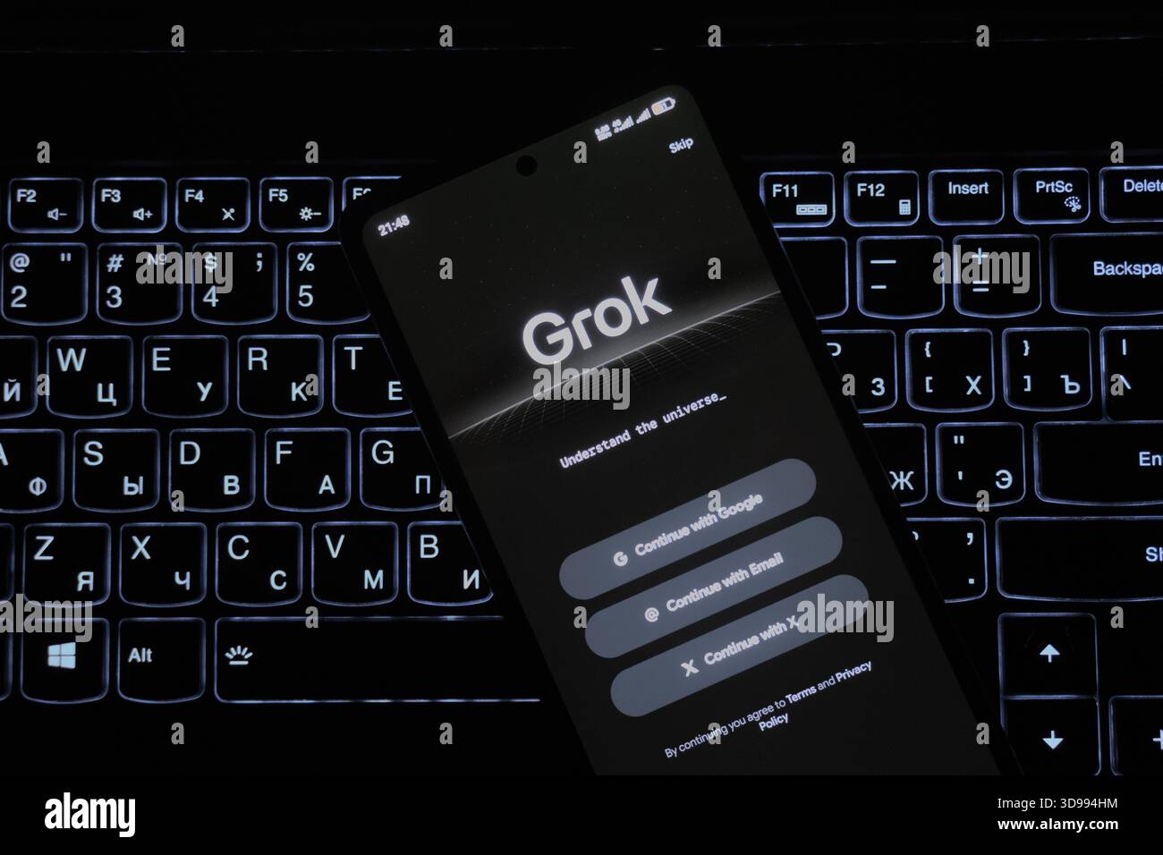 Grok App-Schnittstelle. Das redaktionelle Foto wurde aufgenommen: Baku, Aserbaidschan. 29.11.2025. Stockfoto