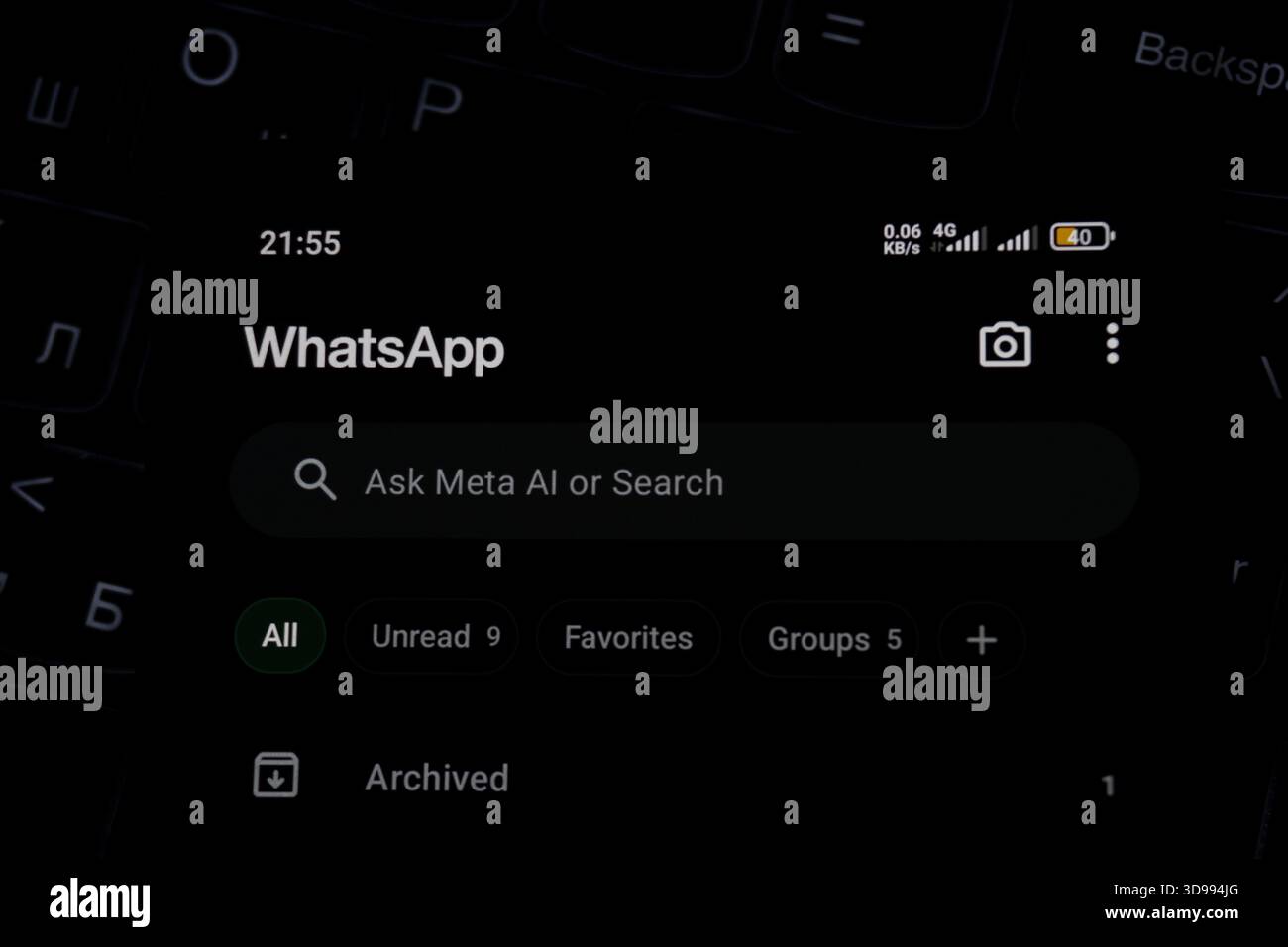 WhatsApp. Das redaktionelle Foto wurde aufgenommen: Baku, Aserbaidschan. 29.11.2025. Stockfoto