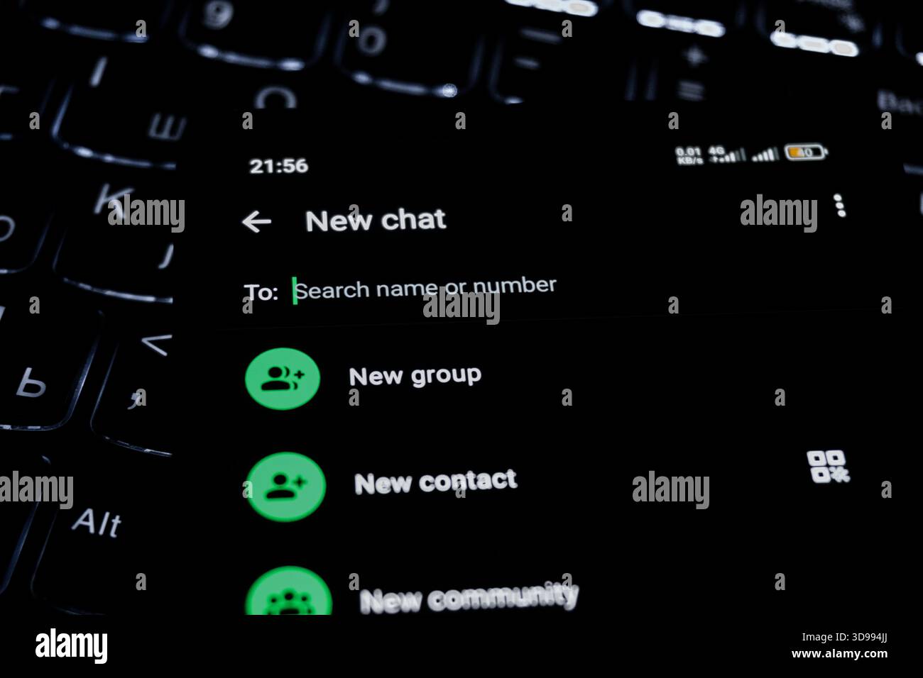 WhatsApp. Das redaktionelle Foto wurde aufgenommen: Baku, Aserbaidschan. 29.11.2025. Stockfoto