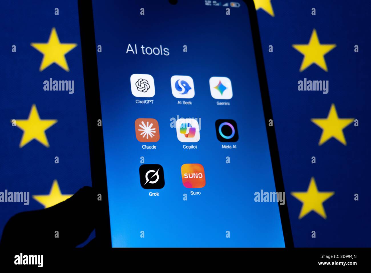 AI-Tool-Apps in einer Ordneransicht auf dem Smartphone-Bildschirm und der Flagge der Europäischen Union. Das redaktionelle Foto wurde aufgenommen: Baku, Aserbaidschan. 29.11.2025. Stockfoto
