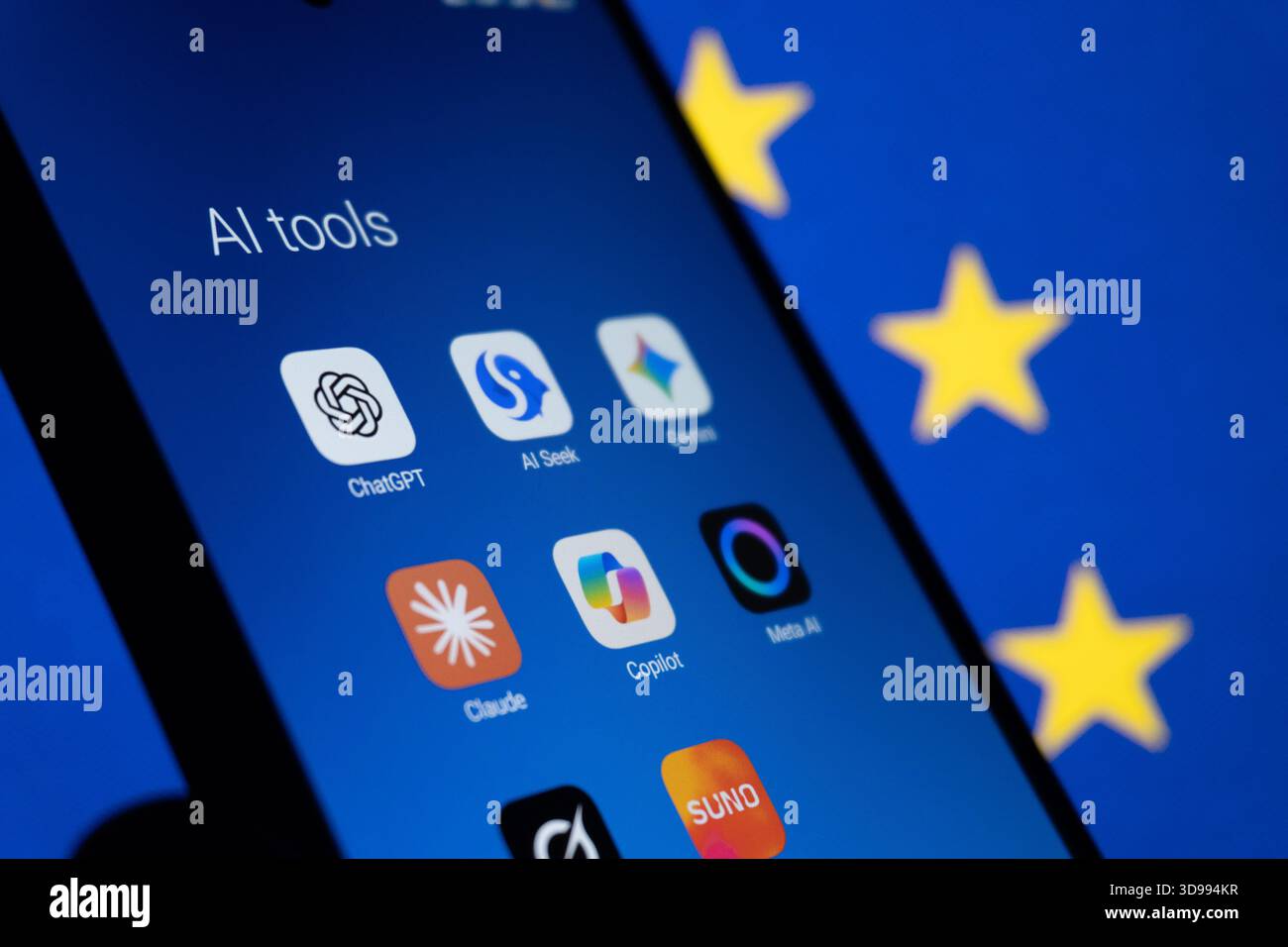 AI-Tool-Apps in einer Ordneransicht auf dem Smartphone-Bildschirm und der Flagge der Europäischen Union. Das redaktionelle Foto wurde aufgenommen: Baku, Aserbaidschan. 29.11.2025. Stockfoto