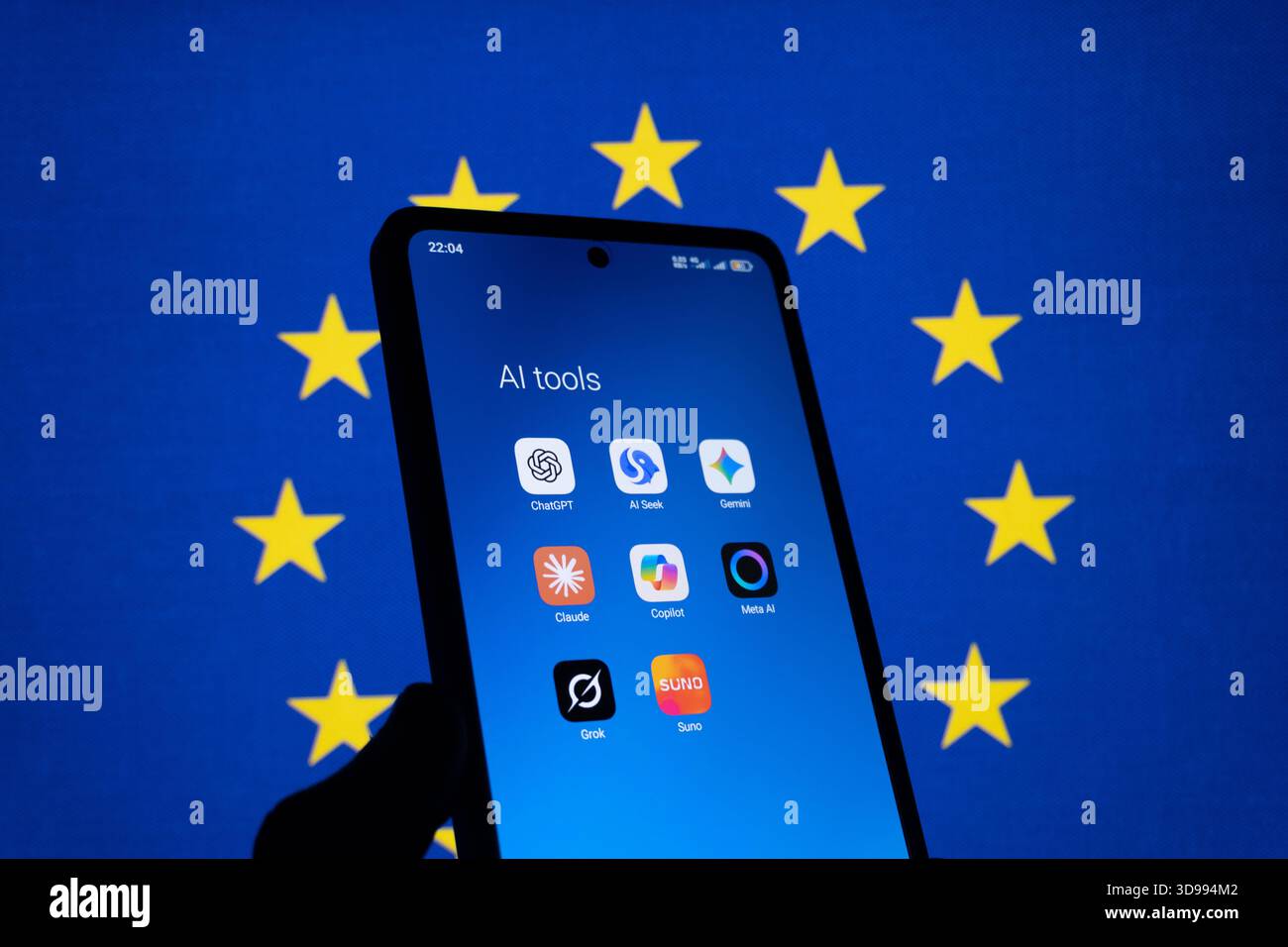 AI-Tool-Apps in einer Ordneransicht auf dem Smartphone-Bildschirm und der Flagge der Europäischen Union. Das redaktionelle Foto wurde aufgenommen: Baku, Aserbaidschan. 29.11.2025. Stockfoto