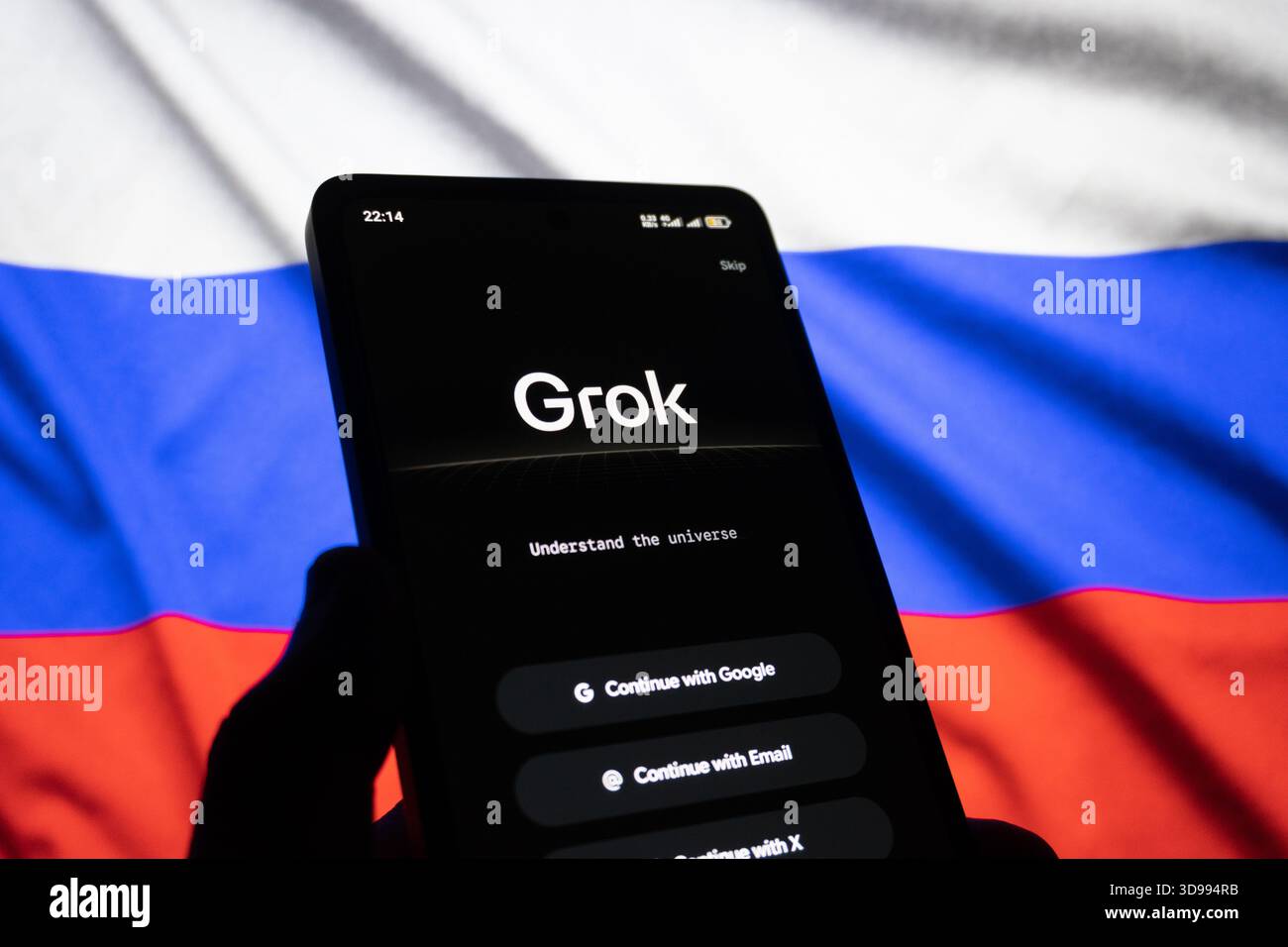 GROK-Bildschirm auf Smartphone-Monitor mit russischer Flagge. Das redaktionelle Foto wurde aufgenommen: Baku, Aserbaidschan. 29.11.2025. Stockfoto
