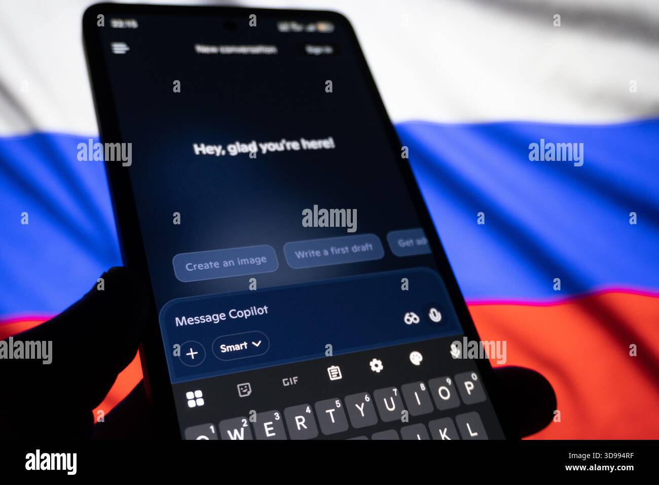Microsoft Copilot – App-Schnittstelle für KI-Tools mit dem Hintergrund der russischen Flagge. Das redaktionelle Foto wurde aufgenommen: Baku, Aserbaidschan. 29.11.2025. Stockfoto