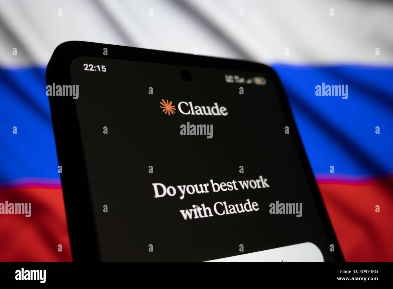 Claude App-Schnittstelle mit Hintergrund der russischen Flagge.redaktionelles Foto wurde aufgenommen: Baku, Aserbaidschan. 29.11.2025. Stockfoto