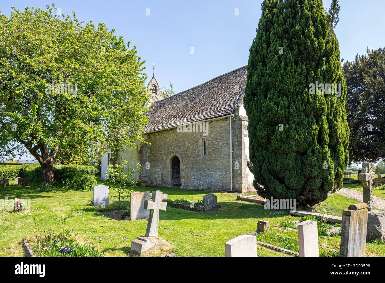 Die kleine normannische Kirche St. James the Great in Stoke Orchard, Gloucestershire, England, Großbritannien Stockfoto