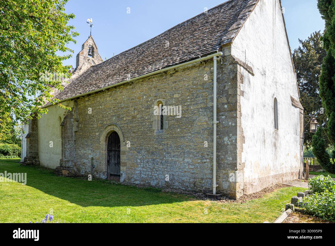 Die kleine normannische Kirche St. James the Great in Stoke Orchard, Gloucestershire, England, Großbritannien Stockfoto