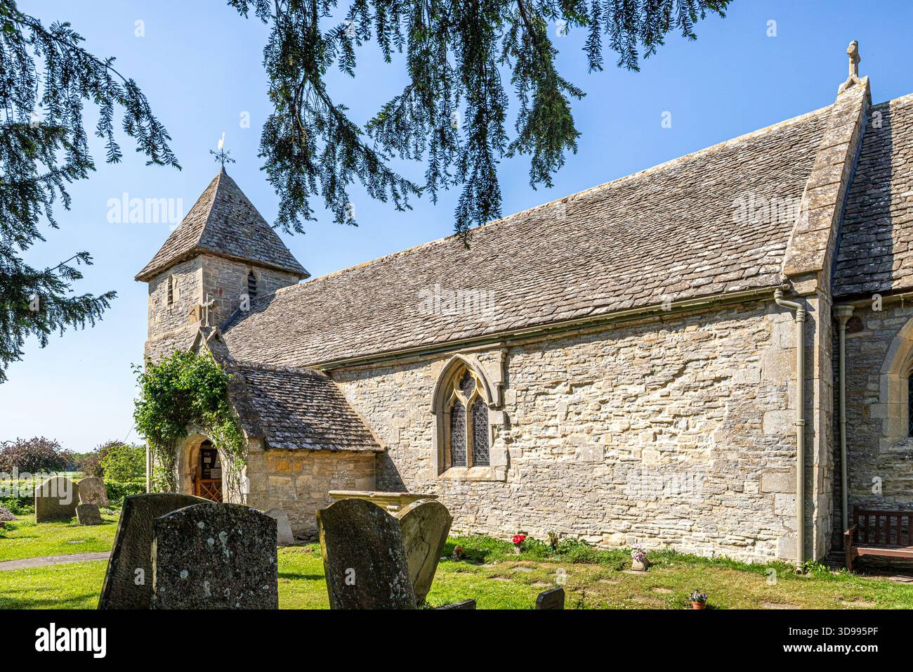 Die Pfarrkirche St. Mary Magdalene im Dorf Boddington, Gloucestershire, England, Großbritannien Stockfoto