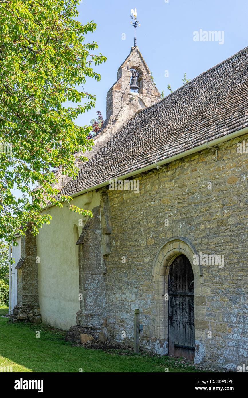 Die kleine normannische Kirche St. James the Great in Stoke Orchard, Gloucestershire, England, Großbritannien Stockfoto